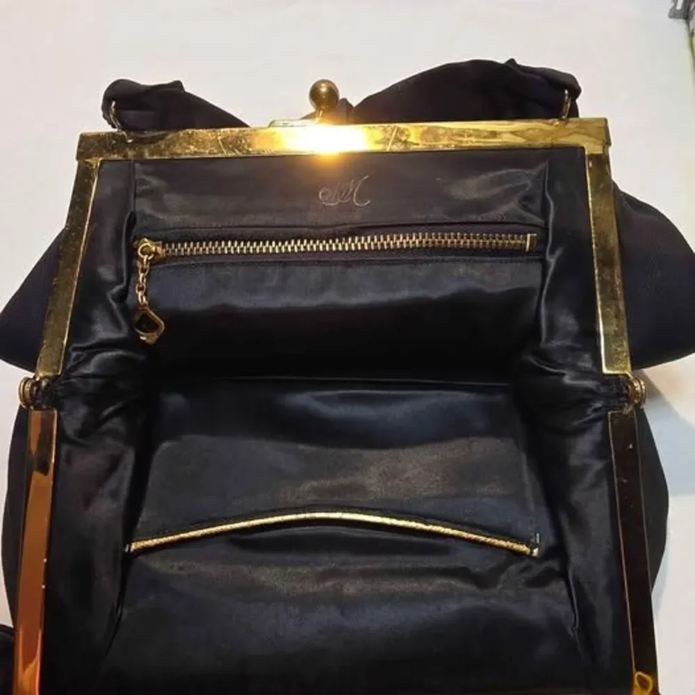 Unbranded coin pouch